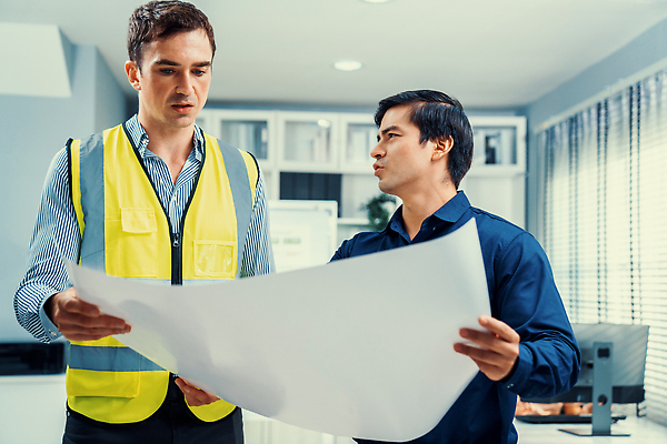 포토 JPG 해외이미지 응시 남자 종이 도안 창문 회의 협력 책장 들기 상반신 성인 두명 옆모습 사무실 블라인드 직장인 엔지니어 화이트보드 안전조끼 성인남자만 해외202310 해외포토 직업 시선 뷰포인트 가구 비즈니스 모션 사람 커튼 기술자 남자만 성인만 파일형식