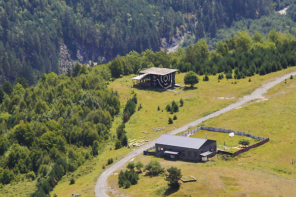 포토 JPG 해외이미지 백인 도로 여행 백그라운드 자연 하늘 산 주택 파노라마 풍경 사람없음 야외 건물 여름 뷰티 여행객 마을 계곡 바위 시골 역사 숲 언덕 지역 타운 내추럴 랜드마크 옛날 조지아 해외202310 해외포토 서양인 건축물 계절 길 교통시설 촬영기법 사람 돌_바위 도시 생태계 동유럽 파일형식