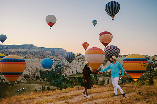 포토 JPG 해외이미지 주간 전신 커플 여자 남자 여행 하늘 휴가 산 카파도키아 성인 야외 두명 옆모습 관광지 여행객 일출 손잡기 자유 열기구 기암괴석 언덕 성인만 해외202310 해외포토 자연요소 뷰포인트 컨셉 관계 항공교통 모션 사람 노을 바위_돌 파일형식 튀르키예