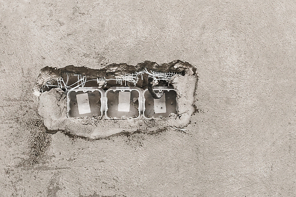 포토 JPG 해외이미지 직업 손 남자 산업 벽 노동자 주택 사람 사람없음 내부 건물 힘 장비 에너지 흰색 공구 업무 기술자 수리 콘센트 플러그 연결 서비스 순환 철사 고정 스위치 유지 설치 전압 공급 배선 해외202310 해외포토 건축물 컬러 모션 신체부위 한자 도구 작업 파일형식