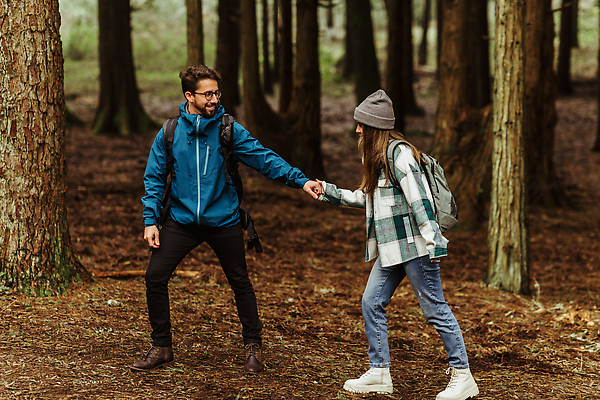 포토 JPG 해외이미지 전신 백인 라이프스타일 손 커플 계절 남자 유럽 스포츠 여행 배낭 가족 관계 자연 남편 휴식 함께함 사랑 사람 야외 두명 목재 산책 캠핑 하이킹 추위 가을 잡기 소나무 아내 숲 주말 헬프 카피스페이스 제의 밀레니얼 해외202310 해외포토 서양인 나무 감정 나라 컨셉 가방 재료 모션 레저 생활 신체부위 경제 공백 도움 생태계 파일형식