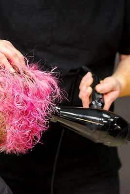 포토 JPG 해외이미지 손 분홍색 짧은머리 들기 상반신 신체부위 머리카락 미용실 드라이어 미용사 머리손질 해외202310 해외포토 직업 헤어스타일 컬러 모션 사람 뷰티 머리 미용용품 뷰티샵 파일형식