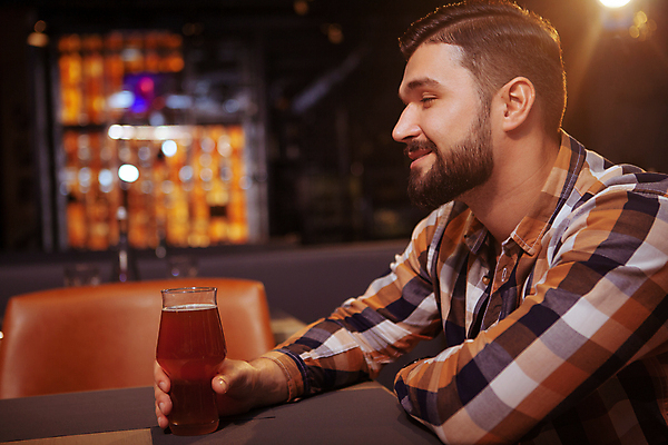 포토 JPG 해외이미지 남자 의자 맥주 한명 상반신 성인 옆모습 눈감음 술집 맥주잔 성인남자한명만 해외202310 해외포토 1 뷰포인트 가구 술잔 모션 주류 사람 남자한명만 성인남자만 파일형식