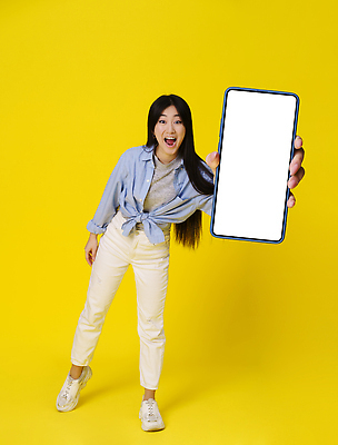 포토 JPG 해외이미지 디자인 여자 행복 인터넷 비즈니스 모바일 실내 한명 미소 사람 동양인 스마트폰 핸드폰 노란색 세일 디지털 스크린 공백 표현 잡기 발표 메시지 어플리케이션 연결 전화기 알림 흥분 전자 보여주기 고립 소셜미디어 승자 목업 카피스페이스 셀룰러 밀레니얼 해외202310 해외포토 1 감정 컬러 모션 표정 인종 내부 경제 전자제품 스마트기기 파일형식