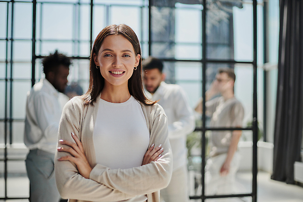포토 JPG 해외이미지 직업 학생 라이프스타일 여자 비즈니스 사업가 성공 노동자 직장 함께함 실내 대화 서기 미소 웃음 여러명 성인 흰색 비즈니스우먼 자신감 그룹 군중 큼 대표 종업원 스마트 동료 직원 만족 경영자 리더 문제 경영 소셜 채용 통일 해외202310 해외포토 감정 컬러 다수 컨셉 회사 관계 모션 표정 말하기 사람 내부 생활 직장인 크기 파일형식