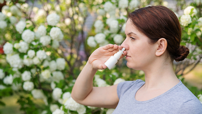 포토 JPG 해외이미지 여자 꽃 잎 한명 상반신 성인 야외 옆모습 약 나뭇가지 넣기 비염 성인여자한명만 해외202310 해외포토 나무 식물 1 뷰포인트 의학 모션 사람 여자한명만 성인여자만 파일형식