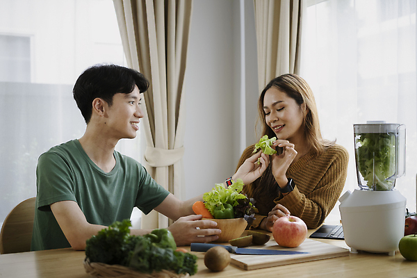 포토 JPG 해외이미지 커플 여자 남자 채소 키위 앉기 동양인 상반신 성인 두명 당근 커튼 칼 사과 믹서 창가 주기 건강식 나무도마 성인만 식단관리 해외202310 해외포토 음식 과일 창문 관계 모션 뿌리채소 도마 사람 인종 목재 파일형식
