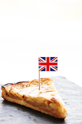 포토 JPG 해외이미지 조각 영국 사람없음 사과타르트 애플파이 영국음식 유니언기 해외202310 해외포토 유럽 서양음식 국기 파이_빵 타르트 파일형식