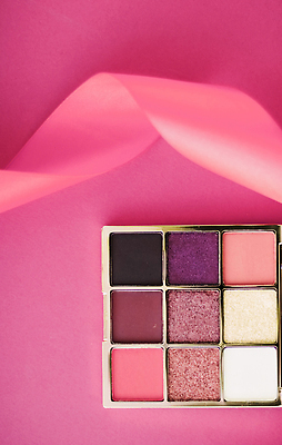 포토 JPG 해외이미지 리본 사람없음 화장품 화려 팔레트 오브젝트 눈화장 아이섀도 섀도우팔레트 분홍색배경 해외포토 분홍색 백그라운드 컨셉 화장 뷰티 파일형식