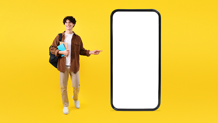 포토 JPG 해외이미지 전신 남자 백그라운드 가방 한명 서기 들기 성인 책 스마트폰 노란색 스크린 가리킴 목업 성인남자한명만 카피스페이스 해외포토 1 잡화 컬러 모션 사람 손짓 핸드폰 스마트기기 공백 남자한명만 성인남자만 파일형식