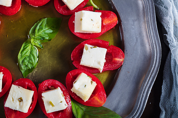 포토 JPG 해외이미지 전통 접시 음식 백그라운드 잎 다이어트 토마토 채소 탁자 밥 치즈 파슬리 건강 요리 사람없음 목재 빨간색 초록색 식당 식사 저녁식사 이탈리아 펼침 샐러드 흰색 시골 신선 고명 체리 맛 기름 지중해 허브 가득함 유기농 날것 레시피 바질 점심식사 폭식 모짜렐라치즈 채식주의자 맛있는 해외202310 해외포토 나무 식물 식기 웰빙 유럽 바다 컬러 가구 컨셉 과일 재료 모션 유제품 상점 채식 파일형식