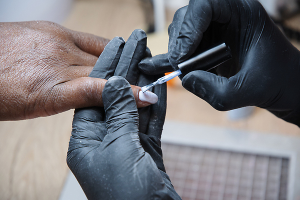 포토 JPG 해외이미지 직업 손 여자 흑인 백그라운드 손가락 건강 사람 성인 사람없음 치료 뷰티 상점 금속 스파 장비 공구 잡기 못 자르기 고객 피부 오브젝트 날카로움 손질 내추럴 순서 삭제 고립 돌봄 스테인레스 위생관리 커터 페디큐어 해외202310 해외포토 서양인 의학 모션 재질 관리 신체부위 도구 파일형식