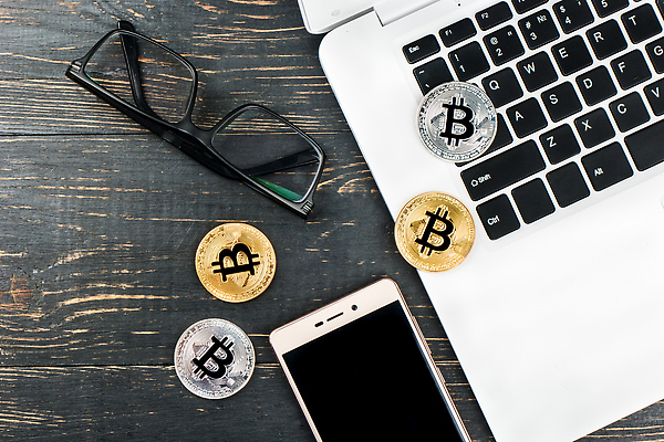 포토 JPG 해외이미지 안경 백그라운드 컨셉 돈 인터넷 비즈니스 사람없음 금융 노트북 스마트폰 핸드폰 컴퓨터 금속 디지털 동전 웹 어둠 키보드 네트워크 시장 황금 암호 구매 은색 주식 발굴 심볼 속도 무역 토막 매각 가상 해외202310 해외포토 잡화 산업 컬러 재질 경제 전자제품 스마트기기 쇼핑 재산 파일형식