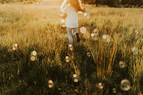 포토 JPG 해외이미지 백인 1 라이프스타일 계절 공원 행복 어린이 백그라운드 장난 모션 자연 놀이 건강 웃음 사람 사람없음 야외 초록색 햇빛 태양 뷰티 정원 일몰 봄 거품 기쁨 자유 게임 긍정 비누 혼자 해외202310 해외포토 자연요소 서양인 공공시설 감정 컬러 컨셉 표정 생활 위생용품 노을 생태계 파일형식