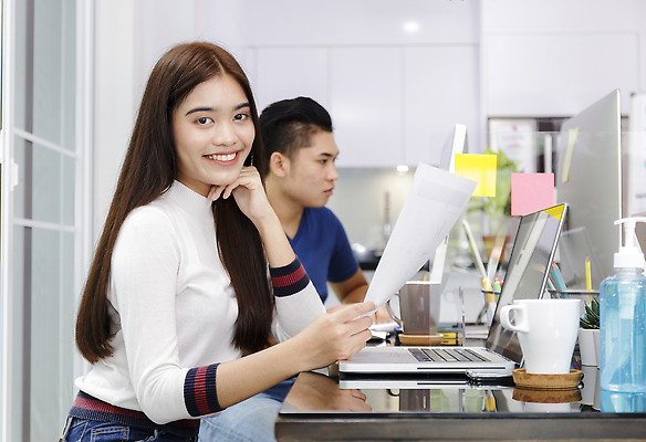 포토 JPG 해외이미지 직업 여자 종이 컨셉 인터넷 회사 비즈니스 통계 그래프 설계 주택 사람 앉기 두명 금융 경제 노트북 컴퓨터 사무실 디지털 스크린 모니터 자료 웹 장비 거래 정보 업무 작업 비즈니스우먼 네트워크 시장 주식 책상 분석 무역 보고서 신분 온라인 프리랜서 해외202310 해외포토 산업 가구 모션 건물 전자제품 직장인 파일형식