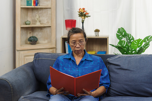 포토 JPG 해외이미지 라이프스타일 여자 노년 행복 종이 돈 비즈니스 가족 성공 남편 설계 주택 함께함 실내 건강 한명 미소 사람 앉기 금융 소파 건강관리 절약 상담원 은퇴 중개인 고객 계약 문서 투자 결재 보험 계산서 대출 돌봄 예산 옛날 지원 해외202310 해외포토 직업 1 감정 컨셉 의자 관계 모션 표정 관리 성인 내부 건물 생활 경제 사무원 재산 파일형식