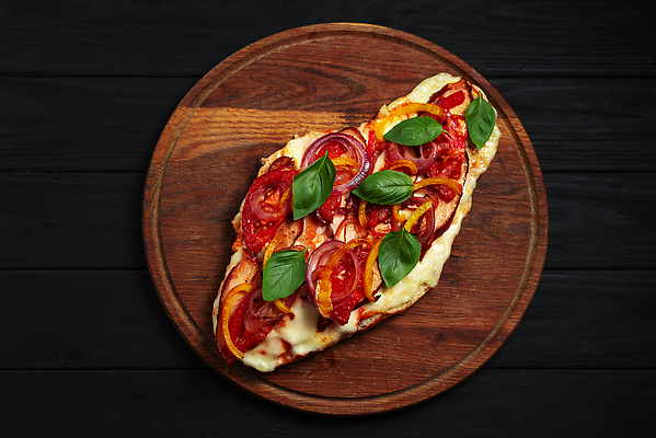 포토 JPG 해외이미지 음식 조각 백그라운드 토마토 채소 탁자 치즈 피자 패스트푸드 육류 요리 사람없음 검은색 식사 저녁식사 이탈리아 껍질 시골 신선 뜨거움 닫기 이탈리아음식 맛 정상 굽기 허브 속도 매움 햄 슬라이스 반죽 후추 점심식사 모짜렐라치즈 페퍼로니 해로움 핸드메이드 맛있는 해외202310 해외포토 식물 유럽 컬러 가구 컨셉 식재료 모션 유제품 서양음식 소시지 인스턴트 구이 향신료 파일형식