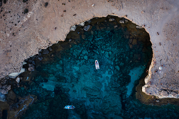 포토 JPG 해외이미지 바다 여행 자연 휴가 휴식 바닥 항해 안테나 사람 풍경 사람없음 물 여름 파란색 햇빛 환경 만 보트 지중해 함선 장면 석호 항공촬영 파라다이스 해외202310 해외포토 사이프러스공화국 자연요소 계절 유럽 뷰포인트 컬러 컨셉 배_교통 통신 태양 생태계 파일형식