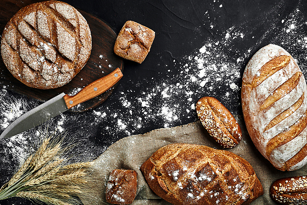 포토 JPG 해외이미지 빵 사람없음 여러개 밀 밀가루 제빵 식칼 나무도마 핸드메이드 해외202310 해외포토 음식 다수 주방용품 곡류 도마 목재 제과제빵 가루 파일형식