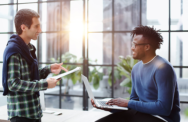 포토 JPG 해외이미지 백인 직업 응시 남자 컨셉 비즈니스 통신 성공 협력 아이디어 실내 서기 사람 인종 손짓 성인 두명 금융 노트북 컴퓨터 사무실 거래 표현 작업 도움 비즈니스맨 우아함 대표 토론 사이버 집중 동료 상담 경영자 경영 조언 해외202310 해외포토 서양인 시선 관계 모션 내부 경제 전자제품 직장인 리더 파일형식