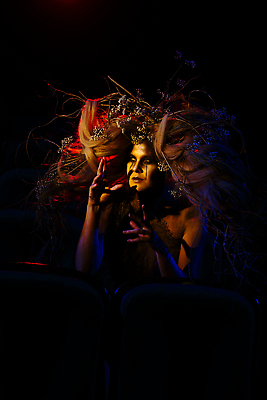 포토 JPG 해외이미지 직업 드레스 여자 실루엣 포즈 백그라운드 의자 부분 불꽃 친절 미술 서기 사람 정장 성인 두명 빛 세트 뷰티 검은색 공연 할로윈 춤 유령 야간 위험 극장 준비 네온 쇼 마법 스포트라이트 나쁜 화상 해외202310 해외포토 자연요소 옷 컬러 가구 컨셉 모션 불 문화예술 촬영기법 이벤트 상처 파일형식