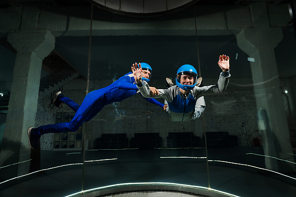 포토 JPG 해외이미지 여자 스포츠 운동화 이동 유니폼 신체 모션 유리 수업 바람 실내 정장 취미 두명 세로 운동 강사 흐름 우주비행사 투명 개울 터널 보호 연결 헬멧 스카이다이빙 항공 역동적 튜브 곡예비행 중력 해외202310 해외포토 자연요소 직업 옷 교육 길 신발 컨셉 재질 날씨 건강 사람 내부 강 우주 비행 보호장비 익스트림스포츠 파일형식