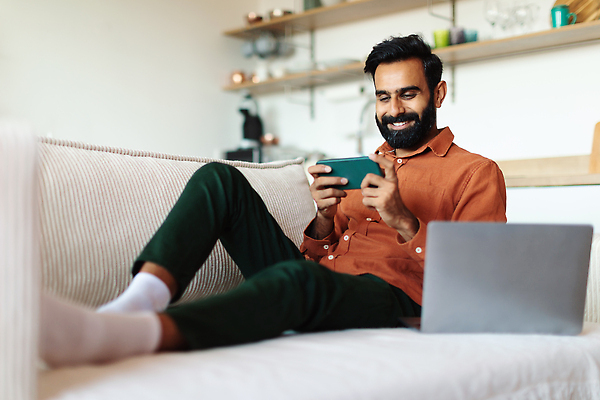 포토 JPG 해외이미지 직업 라이프스타일 남자 행복 백그라운드 컨셉 셔츠 거실 인터넷 비즈니스 중동 통신 모바일 수염 주택 실내 한명 사람 성인 내부 노트북 스마트폰 핸드폰 컴퓨터 디지털 게임 비즈니스맨 메시지 어플리케이션 인도인 전화기 온라인 문자메시지 소셜미디어 아랍어 힌두교 제의 밀레니얼 해외202310 해외포토 외국인 1 감정 나라 종교 상의 놀이 동양인 건물 생활 경제 전자제품 스마트기기 직장인 파일형식