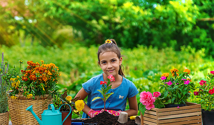 포토 JPG 해외이미지 여자 꽃 어린이 한명 상반신 앞모습 바구니 정원 흙 물뿌리개 성장 원예 소녀한명만 해외202310 해외포토 식물 1 뷰포인트 사람 취미 여자한명만 소녀만 파일형식