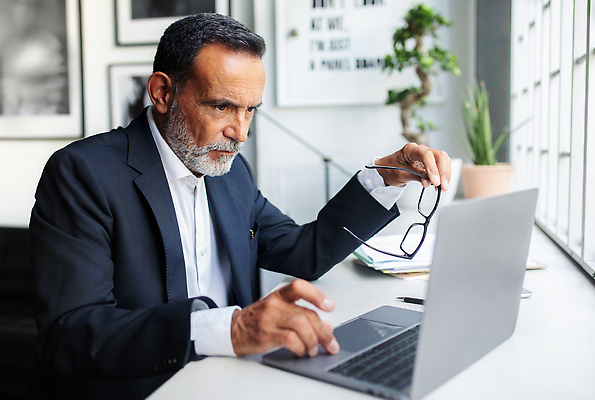 포토 JPG 해외이미지 노년 남자 화분 안경 한명 들기 앉기 정장 상반신 옆모습 노트북 실버라이프 사무실 타이핑 업무 비즈니스맨 책상 실버취업 노인남자한명만 해외202310 해외포토 1 라이프스타일 잡화 옷 뷰포인트 가구 비즈니스 모션 사람 성인 전자제품 구직 작업 직장인 남자한명만 노인남자만 파일형식