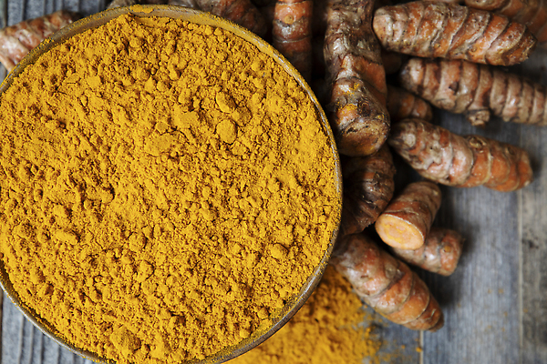 포토 JPG 해외이미지 음식 오렌지 재료 건조 건강 사람없음 약 노란색 흰색 신선 양념 사발 맛 가루 허브 향신료 유기농 뿌리 강황 플랫레이 해외202310 해외포토 식물 웰빙 컬러 컨셉 과일 식재료 의학 사기그릇 플랫 향미료 파일형식