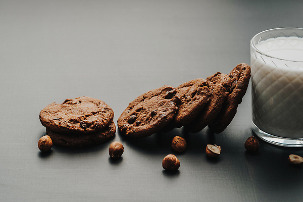 포토 JPG 해외이미지 음료 음식 유리 탁자 주택 실내 사람없음 햇빛 쿠키 과자 빵집 우유 아침식사 점심식사 핸드메이드 해외202310 해외포토 가구 재질 디저트 유제품 내부 건물 태양 상점 식사 파일형식