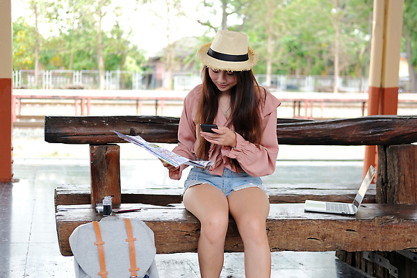 포토 JPG 해외이미지 라이프스타일 여자 여행 지도 배낭 교통시설 모바일 한명 사람 동양인 성인 야외 스마트폰 핸드폰 여행객 기차 청바지 잡기 도시 기다림 역 스마트 일반 단상 해외202310 해외포토 1 육상교통 교통 컨셉 가방 바지 모션 대중교통 인종 생활 전자제품 스마트기기 시설 파일형식