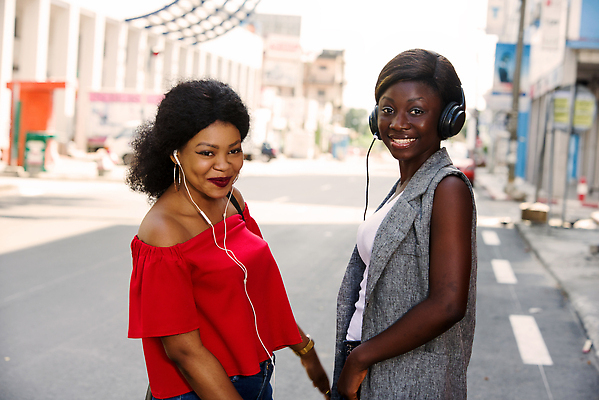 포토 JPG 해외이미지 라이프스타일 헤어스타일 외관 여자 행복 얼굴 음악 거리 미소 사람 소녀 성인 두명 스마트폰 뷰티 유행 헤드폰 듣기 신선 도시 그룹 휴대용 스마트 만족 점수 해외202310 해외포토 레이스천 감정 어린이 음향기기 컨셉 모션 문화예술 표정 생활 신체부위 핸드폰 스마트기기 직물 오브젝트 파일형식