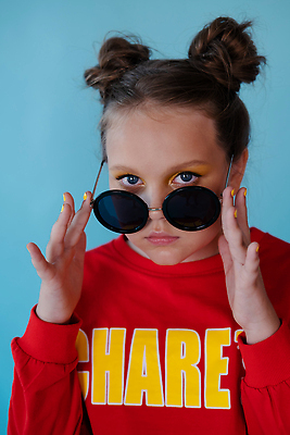 포토 JPG 해외이미지 백인 라이프스타일 옷 여학생 오렌지 한명 10대 캐주얼 빨간색 노란색 유행 흰색 파란배경 고립 목업 스타일 해외202310 해외포토 서양인 1 학생 여자 컬러 백그라운드 과일 청소년 사람 생활 파란색 파일형식