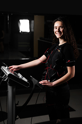 포토 JPG 해외이미지 모델 행복 신체 근육 건강 한명 사람 취미 건물 세로 운동 약 공구 몸무게 만족 흥분 체육관 근육질 전자 업그레이드 표현성 해외202310 해외포토 1 건축물 감정 의학 도구 몸매 파일형식