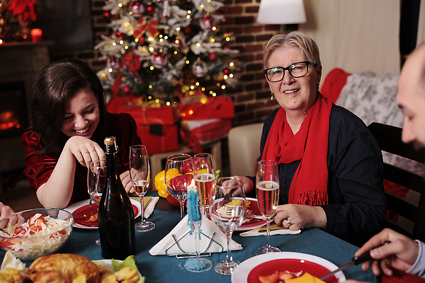 포토 JPG 해외이미지 여자 노년 남자 행복 음식 크리스마스 가족 식탁 함께함 수저 대화 상반신 성인 앞모습 옆모습 세명 빛 파티 식사 샴페인 연말 해외202310 해외포토 식기 기념일 감정 뷰포인트 컨셉 관계 탁자 주류 말하기 사람 이벤트 파일형식