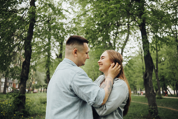 포토 JPG 해외이미지 백인 라이프스타일 커플 여자 남자 행복 셔츠 관계 남편 친절 함께함 사랑 미소 웃음 성인 두명 초록색 여름 태양 봄 기쁨 아내 날짜 승낙 비만 빨간머리 해외202310 해외포토 자연요소 서양인 헤어스타일 계절 감정 컬러 컨셉 상의 표정 사람 생활 몸매 파일형식