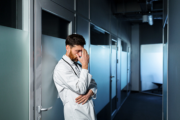 포토 JPG 해외이미지 직업 청진기 스트레스 건강 병원 피곤 한명 사람 약 건강관리 고통 의사 슬픔 긴급 업무 복도 실험실 좌절 질병 야간 종업원 불안 고민 업무과다 문제 외과 나쁜 압력 우울증 위기 전염병 편두통 해외202310 해외포토 자연요소 1 감정 컨셉 의학 의료기기 실험 관리 의료진 작업 파일형식