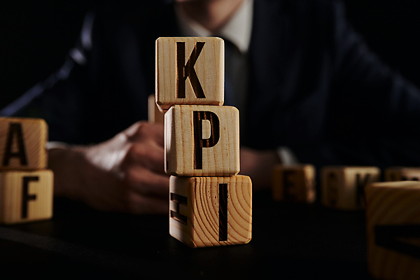 포토 JPG 해외이미지 손 알파벳 비즈니스 텍스트 아이디어 신체부위 단어 검은색 결과 나무블록 카피스페이스 해외202310 해외포토 문자 영어 컬러 컨셉 사람 목재 공백 블록 파일형식