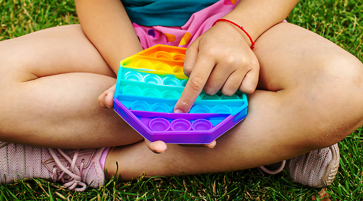 포토 JPG 해외이미지 손 여자 어린이 휴식 한명 신체부위 장난감 하반신 누름 즐거움 무지개색 소녀만 소녀한명만 푸시팝 해외포토 1 감정 컨셉 모션 사람 컬러풀 여자만 여자한명만 어린이만 파일형식