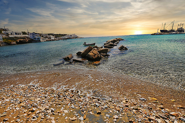 포토 JPG 해외이미지 모래 파도 바다 섬 여행 하늘 휴가 휴식 풍경 사람없음 물 여름 햇빛 태양 맑음 수영 조약돌 만 그리스 포트 그리스인 해외202310 해외포토 자연요소 서양인 계절 유럽 컨셉 날씨 돌_바위 수상스포츠 파일형식