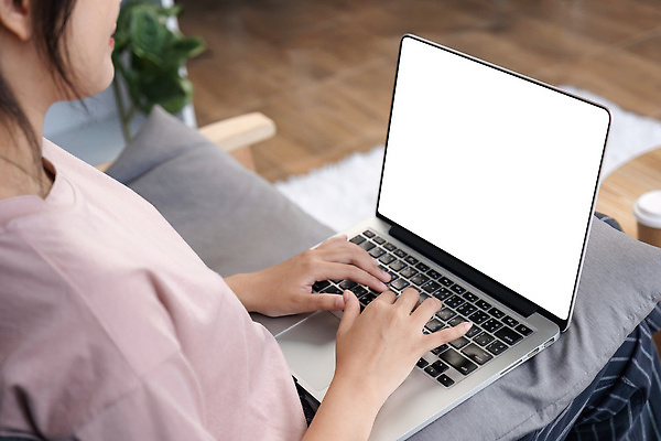 포토 JPG 해외이미지 직업 학생 옷 거실 인터넷 휴식 직장 한명 사람 앉기 노트북 스마트폰 컴퓨터 소파 사무실 스크린 모니터 공책 웹 방 흰색 타이핑 키보드 업무 작업 네트워크 작업실 사이버 무선전화기 책상 어깨 온라인 리빙 거짓 넘어짐 프리랜서 목업 카피스페이스 해외202310 해외포토 1 컬러 가구 컨셉 의자 회사 비즈니스 모션 문구용품 신체부위 전자제품 핸드폰 스마트기기 공백 전화기 파일형식