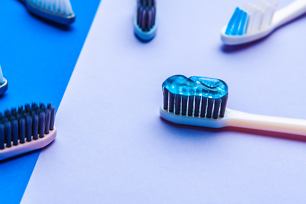 포토 JPG 해외이미지 사람없음 파란색 여러개 양치 칫솔 오브젝트 치약 양치도구 해외202310 해외포토 컬러 다수 위생용품 청결 파일형식