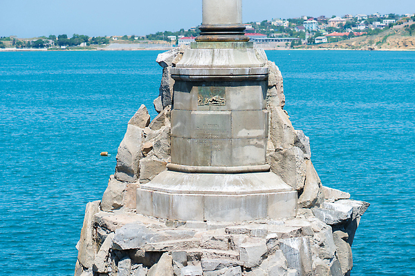 포토 JPG 해외이미지 파도 바다 여행 건축양식 자연 갈매기 하늘 풍경 사람없음 야외 물 여름 파란색 조각상 항구 검은색 달 바위 기둥 도시 만 역사 정상 심볼 군용 전쟁 러시아 독수리 해군 선원 기념물 천연기념물 랜드마크 러시아인 해외202310 해외포토 자연요소 서양인 계절 건축 유럽 컬러 교통시설 조류 군대 조형물 돌_바위 생태계 파일형식