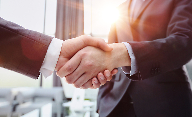 포토 JPG 해외이미지 백인 직업 손 남자 비즈니스 사업가 성공 악수 실내 서기 사람 정장 성인 사람없음 사무실 모니터 거래 인사 비즈니스맨 고급 우아함 스마트 책상 흔들림 면접 파일 옷입기 폴더 전자 팔 S 경영 정중 진짜 스타일 해외202310 해외포토 서양인 알파벳 옷 가구 컨셉 모션 손짓 내부 신체부위 컴퓨터 예절 직장인 파일형식