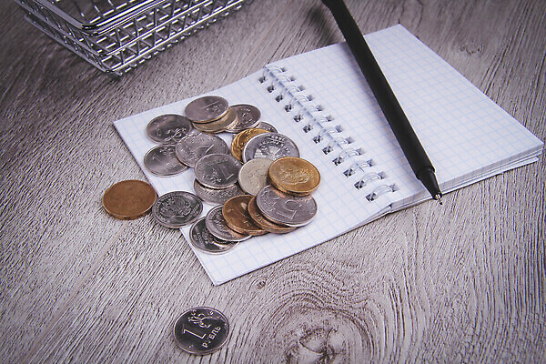 포토 JPG 해외이미지 템플릿 여자 교육 종이 컨셉 지폐 돈 비즈니스 사람없음 금융 스마트폰 쇼핑 세트 연필 펜 세일 달러 상점 동전 쪽지 공책 카트 저축 흰색 메시지 재산 구매 오브젝트 사인 문서 투자 상업 온라인 마케팅 세금 조언 해외202310 해외포토 컬러 문구용품 학용품 사람 경제 핸드폰 스마트기기 필기구 파일형식