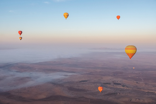 포토 JPG 해외이미지 전통 남자 문화 모래 여행 오렌지 아프리카 하늘 동화 사람 동양인 인종 풍경 사람없음 야외 건물 가로 야자수 여행객 황혼 일몰 사막 탐험 도시 시장 중앙 군중 이슬람교 모스크 낙타 타운 모로코 랜드마크 메디나 아랍어 선두 해외202310 해외포토 나무 건축물 나라 종교 과일 포유류 노을 파일형식