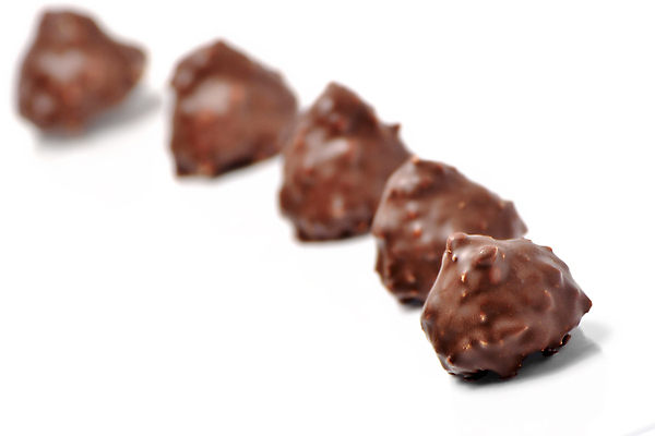 포토 JPG 해외이미지 음식 백그라운드 사탕 선물 사람없음 초콜릿 견과류 흰색 생일 달콤 먹기 감사 칼로리 폭식 개암나무 수유 많음 해외202310 해외포토 나무 기념일 감정 컬러 컨셉 모션 디저트 맛 파일형식