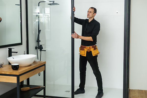 포토 JPG 해외이미지 전신 남자 유니폼 유리 노동자 한명 성인 옆모습 욕실 업무 수리 청소 유지 샤워실 성인남자한명만 해외202310 해외포토 직업 1 옷 뷰포인트 재질 사람 작업 샤워시설 남자한명만 성인남자만 파일형식