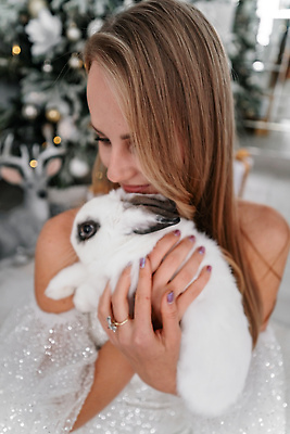 포토 JPG 해외이미지 백인 한마리 드레스 여자 안기 함께함 한명 상반신 성인 앞모습 반려동물 귀여움 토끼 성인여자한명만 해외202310 해외포토 서양인 동물 1 옷 뷰포인트 컨셉 포유류 모션 사람 여자한명만 성인여자만 파일형식